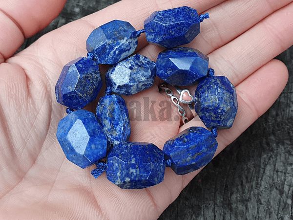 lapis_lazuli_koralky_velke_brusene_sutre_prirodne